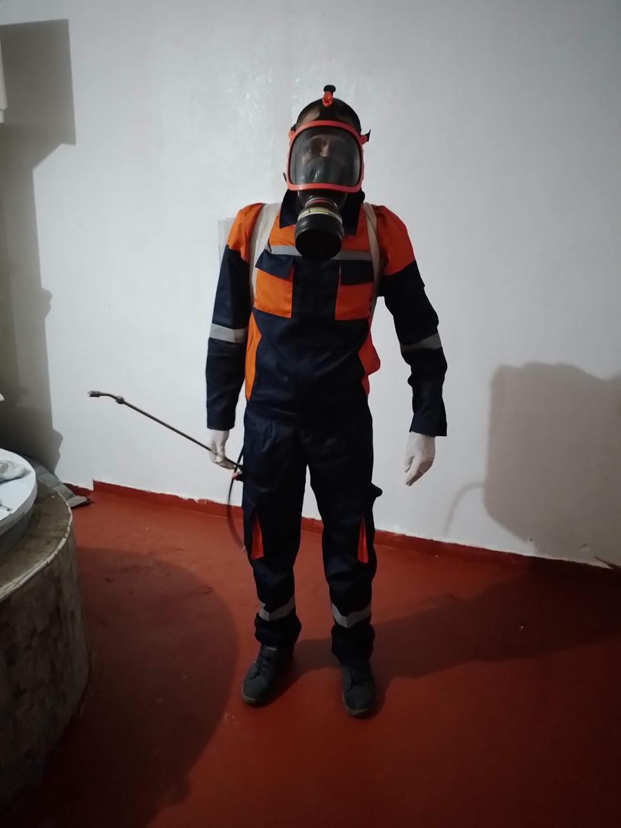 Technicien en EPI complet et masque à cartouche avant traitement